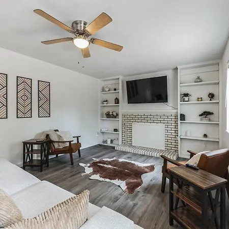 Family Friendly 3 Bedroom 2 Bathroom Home